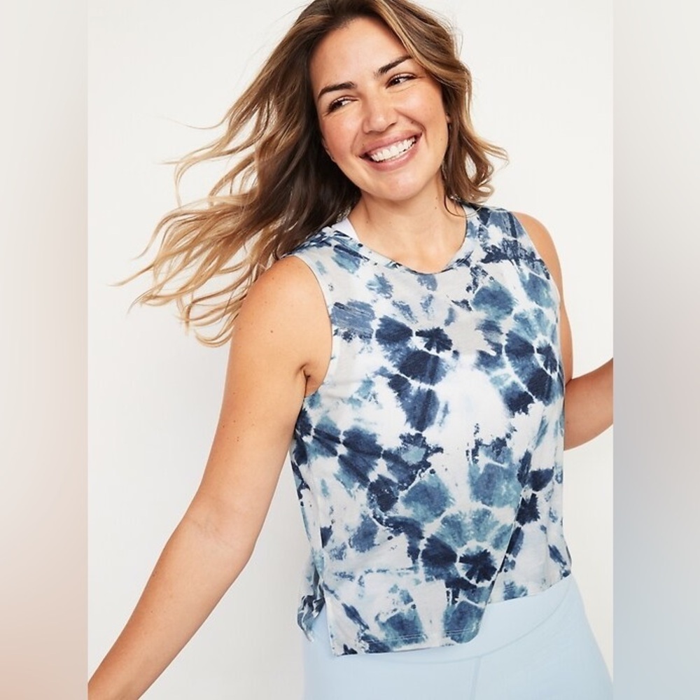 Old Navy | UltraLite Cropped Tank Top in Blue Spiral Tie-Dye Size Medium